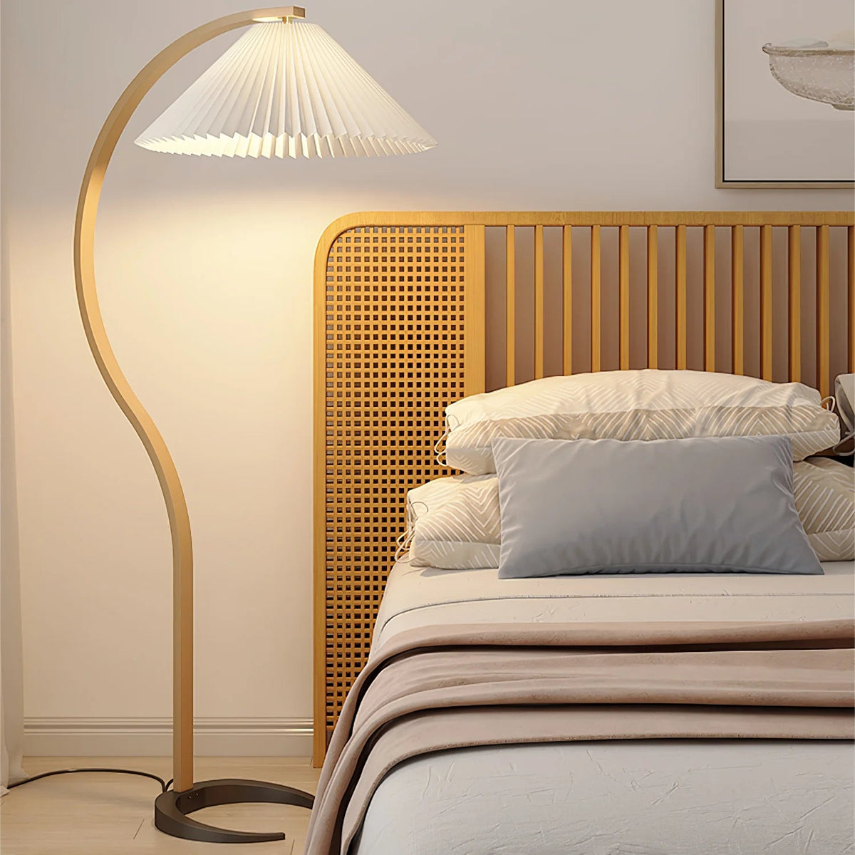 Comba Curved Wood Pleated Floor Lamp